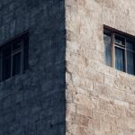 **"Minimalistyczne Biuro Domowe: Jak stworzyć efektywną i inspirującą przestrzeń pracy w 10m2 (lub mniej)"** - 5 2025