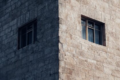 **"Minimalistyczne Biuro Domowe: Jak stworzyć efektywną i inspirującą przestrzeń pracy w 10m2 (lub mniej)"** - 3 2025