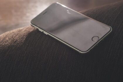 ** Porównanie popularnych narzędzi do archiwizacji danych mobilnych z uwzględnieniem kosztów i funkcjonalności (Google Drive, iCloud, Dropbox, dedykowane rozwiązania). - 19 2025