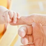 **"Cyfrowy Detoks Sensoryczny: Jak wyciszyć przeciążony zmysł dotyku w świecie ekranów i poprawić relacje z otoczeniem?"** - 5 2025
