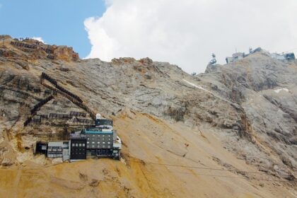 ** Jak przetrwać "przerwany cliffhanger": 5 sposobów na radzenie sobie z brakiem zakończenia ulubionego serialu. - 15 2025