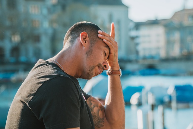 **"Grief-Tok: Jak TikTok zmienia sposób przeżywania żałoby i czy wirtualna wspólnota zastąpi tradycyjne formy wsparcia?"** - 1 2025