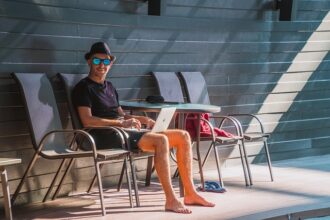 **"Biophilic Design w przestrzeniach coworkingowych: Jak zieleń i naturalne materiały wpływają na produktywność i samopoczucie freelancerów?"** - 9 2025