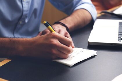 **"Efekt Zeigarnik w produktywności: Jak niedokończone zadania sabotują Twoje skupienie i jak to wykorzystać na swoją korzyść?"** - 13 2025