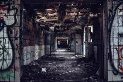 ** Lista najbardziej zapadających w pamięć nierozwiązanych wątków serialowych i ich wpływ na ocenę serialu przez widzów. - 11 2025